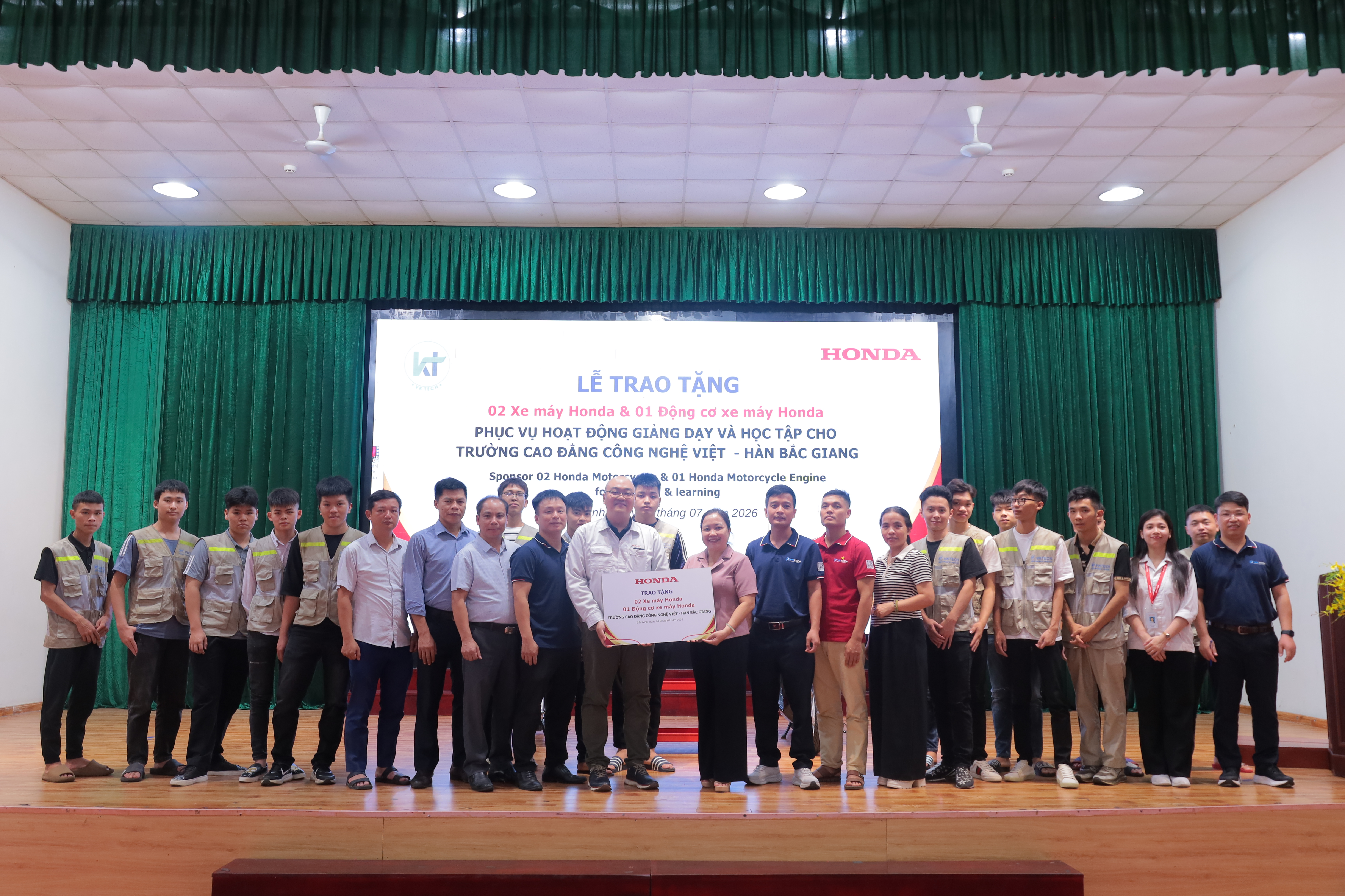 Đồng hành hợp tác bền vững: Công ty Honda Việt Nam trao tặng Trường Cao đẳng Công nghệ Việt - Hàn Bắc Giang trang thiết bị phục vụ giảng dạy và học tập